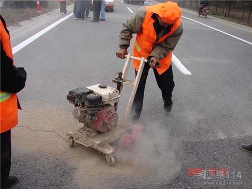 廈門路面工程中的關鍵工序 水泥混凝土路面切割開槽與切縫技術解析